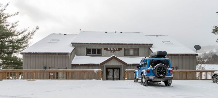 NEW Ski in/out condo with Mt views, hot tub, porch, gym & wifi! Hotels in Dover