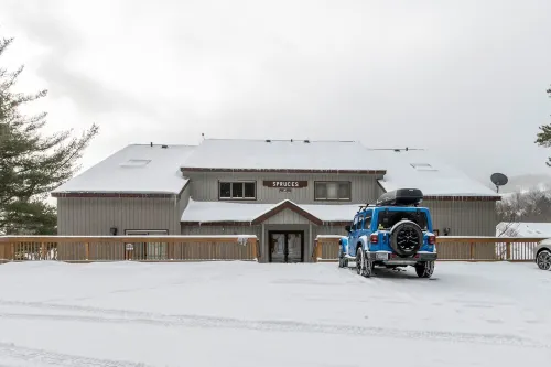 NEW Ski in/out condo with Mt views, hot tub, porch, gym & wifi!