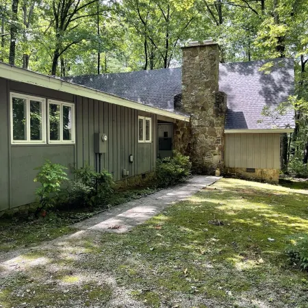 Secluded 2 Bedroom Retreat w/great family room on Sewanee Campus