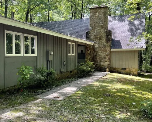 Secluded 2 Bedroom Retreat w/great family room on Sewanee Campus Hotels in Sewanee