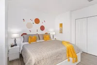 Stylish 2-Bedroom Apt, Free Parking, Walkable