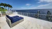 Stunning Waterfront Delux Vacation Home, Fabulous Views