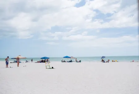 302 Beautiful 3bdrm/3bath Gulf front w Jacuzzi-Heated Pool Btwn Clrwtr- St Pete