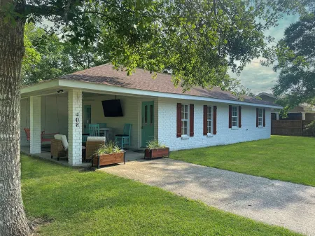 No Cleaning Fee!  <0.6 Miles to the Beach. Pet Friendly! Cast-a-Wave 228Vacay