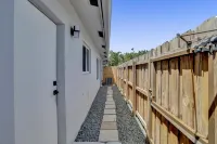 Breeze Garden Mid-Century Modern Apartment