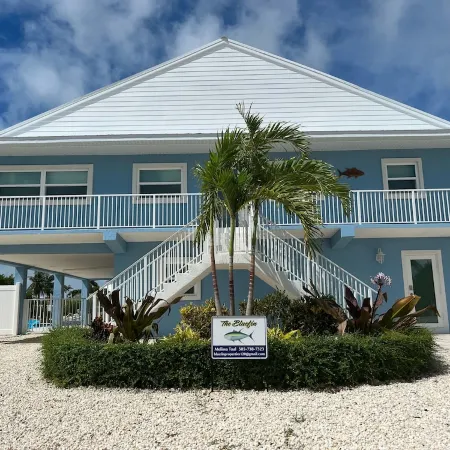 Luxury Holiday Vaca Here! Large Outdoor Space and Dock. Lg Hot Tub and Pool!