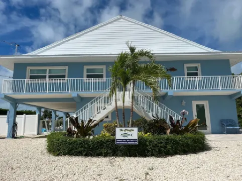 Luxury Holiday Vaca Here! Large Outdoor Space and Dock. Lg Hot Tub and Pool!