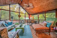 Quirky cabin retreat on 4 acres w spa, arcade rm, art&book loft -- near Hershey