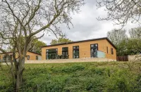 Luxurious 3 bed Lodge with private hot tub close to city of Cambridge