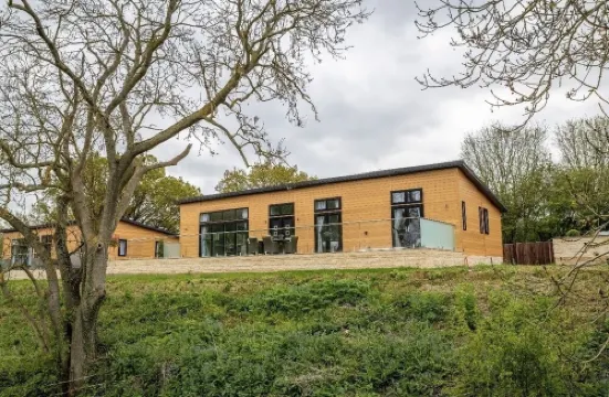 Luxurious 3 bed Lodge with private hot tub close to city of Cambridge