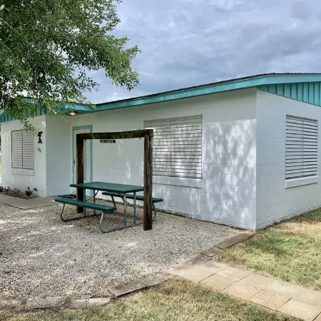 Cute little house within walking distance to food and the beach