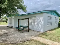 Cute little house within walking distance to food and the beach