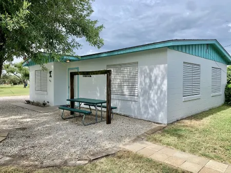 Cute little house within walking distance to food and the beach