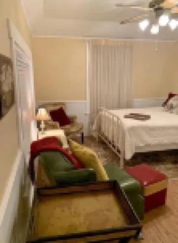 Sequoias Creekside/Vintage Yellow Cottage