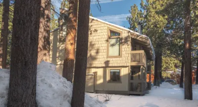 Cozy retreat. Walk to town / shuttle. 5 min drive to ski lifts and parks. Hotels near The Village at Mammoth Gondola Station - Canyon Lodge (Winter Only)