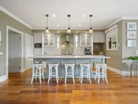 "Huonview" House on the Hill. Views for miles. 5 mins from CBD Hotels in Wodonga