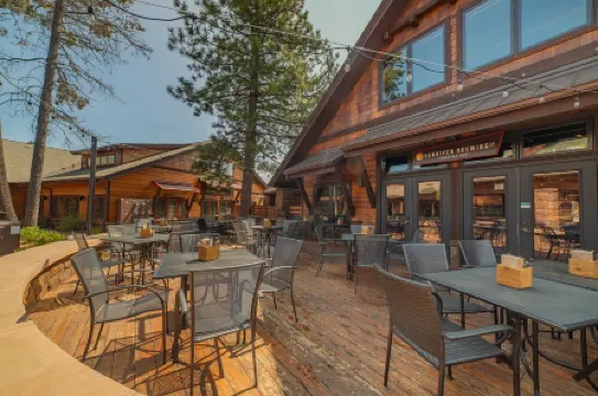 Exceptional Home Near SR Village / Best Rates / Hot Tub / Sharc / AC / Wi Fi