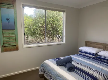 Hideaway By The Lake - The perfect lakeside holiday location! Отели в г. Caves Beach