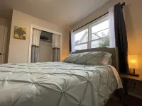 Cheerful Two Bedroom Bungalow Newly Remodeled! Arcade games, Air Hockey Table.