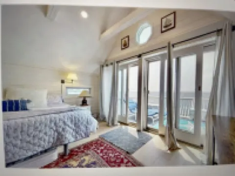 Beachfront 3-bedroom vacation home just 14 minutes from Yale University