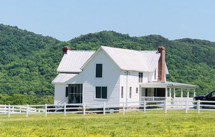 Historic Farmhouse/privacy/breathtaking views -Facebook @Valley View Escape, LLC
