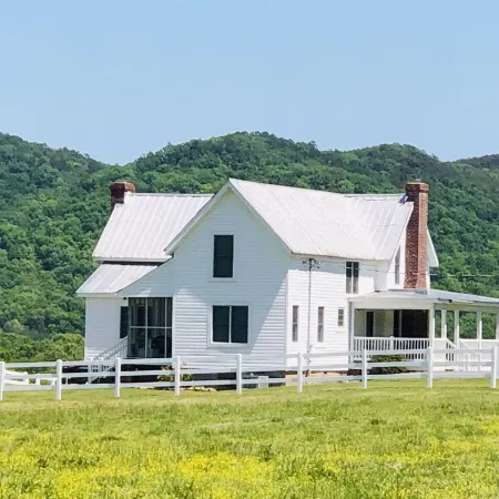 Historic Farmhouse/privacy/breathtaking views -Facebook @Valley View Escape, LLC