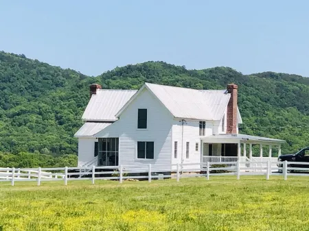 Historic Farmhouse/privacy/breathtaking views -Facebook @Valley View Escape, LLC