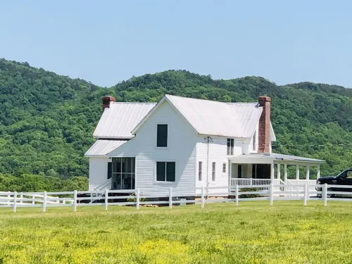 Historic Farmhouse/privacy/breathtaking views -Facebook @Valley View Escape, LLC
