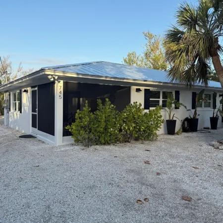 Close to Causeway / Walk to Nerita Beach - 2 Bedroom Duplex