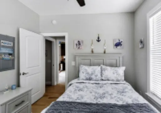 Pet friendly, beautiful mid island cottage only 3 miles from the beach!