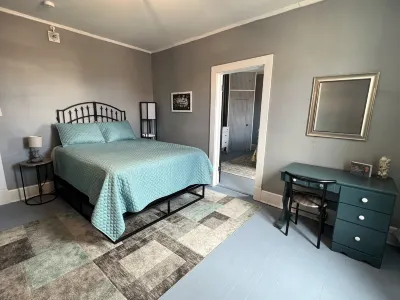 Charming newly remodeled 1890’s, 3bd, 1Ba Downtown Bedford Loft