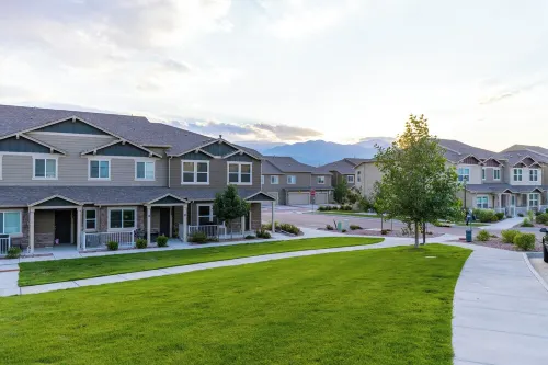 3-bedroom townhome with 2 Car Garage, EV Charger, WiFi, AC, Fitness Room