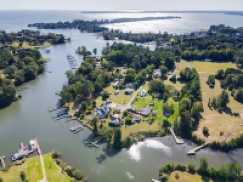 Home on Jackson Creek Home w/kayaks, bike, dock. Available guest cottage extra. โรงแรมในMiddlesex County