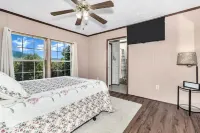Private, cozy home - Handicapped Accessible no by- with great views