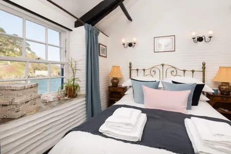 Stunning house right by the sea, spectacular far reaching sea views in Polperro