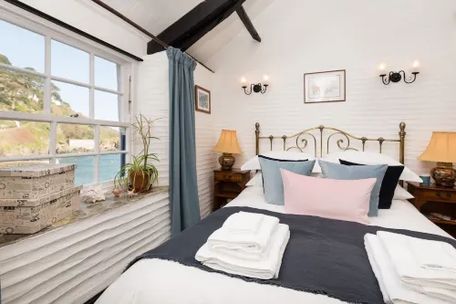 Stunning house right by the sea, spectacular far reaching sea views in Polperro