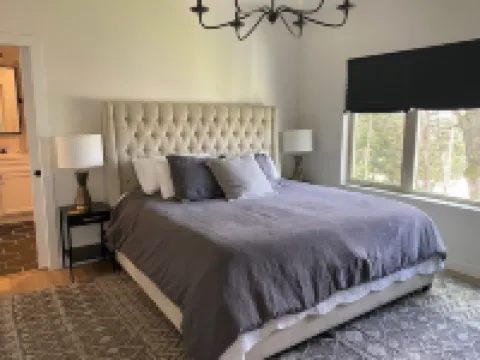 Over 3600 sqft house in gorgeous Decorah, Iowa!! Hotels in Winneshiek County