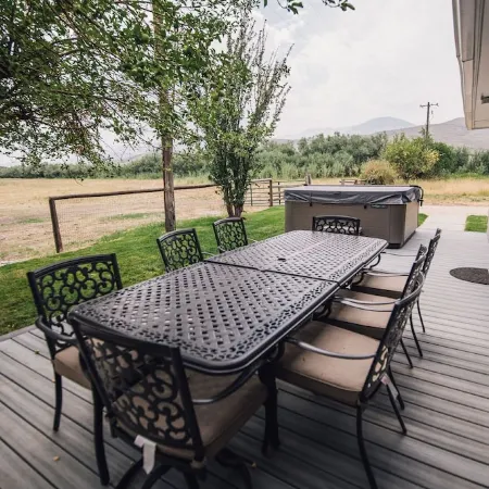Cozy stay at the “Country Farmhouse Sleeps 12