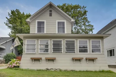 Petoskey in-Town Home Short Walk to: Shopping/Food/Waterfront. Long-Time Hosts. Отели в г. Петоски