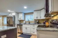 Charming Newly Renovated Home Hotels in Campton