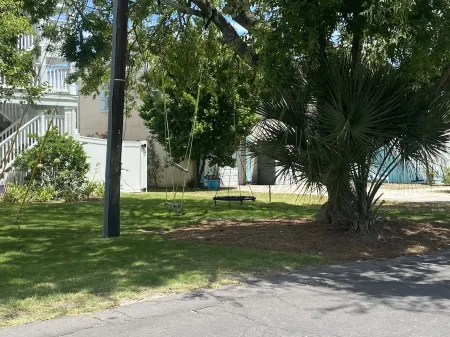 ☀️☀️ Custom Beach Home - Optional heated pool. Elevator + large pool & backyard 🏖🏖 Отели рядом с достопримечательностью «Тайби-Айленд Лайт Стейшен Энд Музеум»