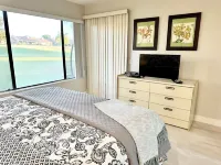 Desert Retreat with Golf course and Mountain views.  Pickle Ball, Tennis, Pools!