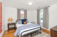 The All-American Cottage Seconds from Gypsy Hill Park! Kid and Pet friendly!