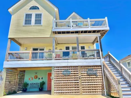 Updated & Roomy 4Br Coastal Home. Sleeps 10. 6 Beds. Great Area. 3 Nite Minimum!
