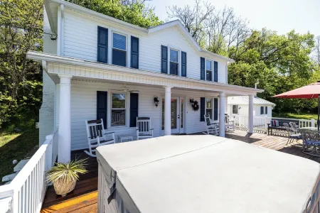 The River House, Pet Friendly with a Hot Tub 15 Minutes to many attractions!!