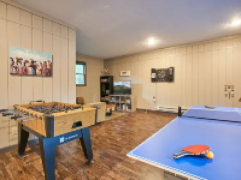 HUGE 5BR, 4.5BA, 3 King Suites, Dog Friendly! Hotels in Watauga