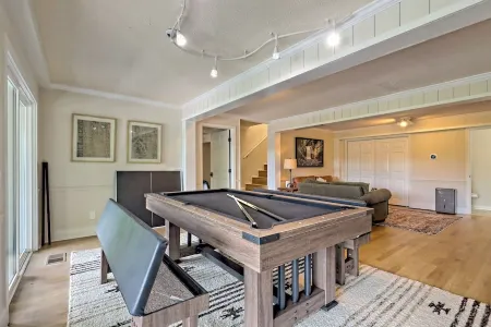 Hilltop Cottage with Hot Tub in Sky Valley, Ga