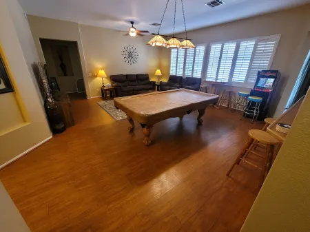 Spacious 4 bed🏡 Sparkling Pool💦 Game Room🎮 Pool Table🎱 Arcade🕹 Sleeps 18 Отели рядом с достопримечательностью «Arizona State University Polytechnic Campus»