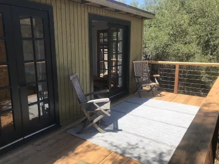 Topanga Deck House light spacious, amazing mountain views, huge deck under Oaks