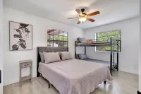 Tropical Paradise with a private pool in Port Saint Lucie, Florida Walmart Supercenter附近的飯店